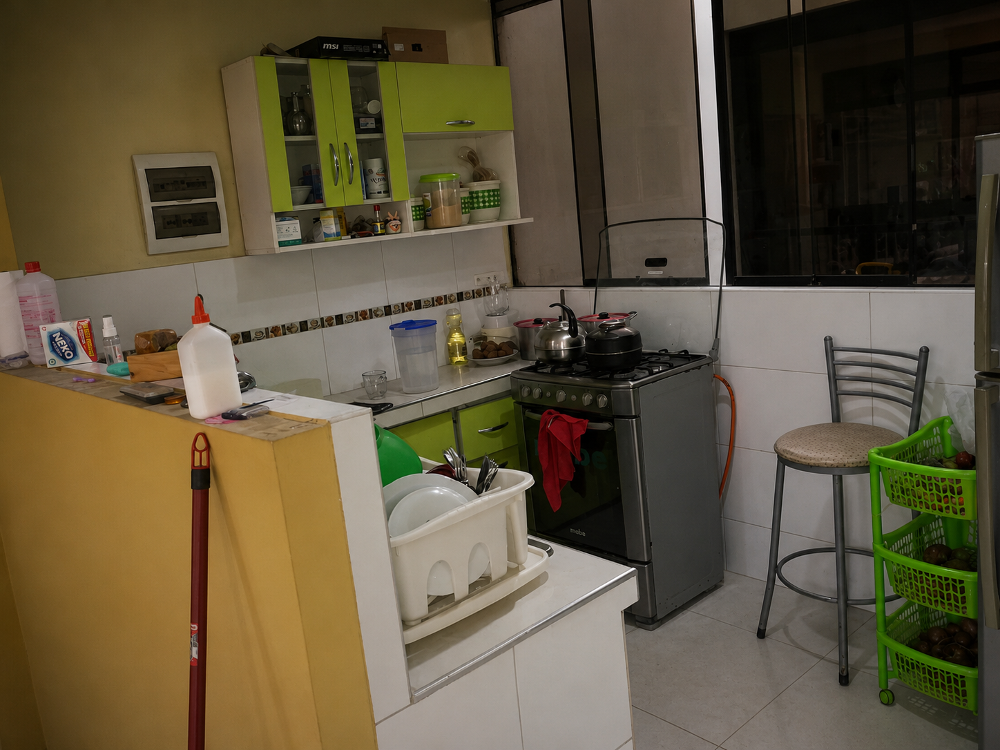 Cómo identificar Riesgos Invisibles dentro de tu hogar antes de que se conviertan en un problema 1 Cocina familiar utilizada para identificar riesgos invisibles y vulnerabilidades domésticas