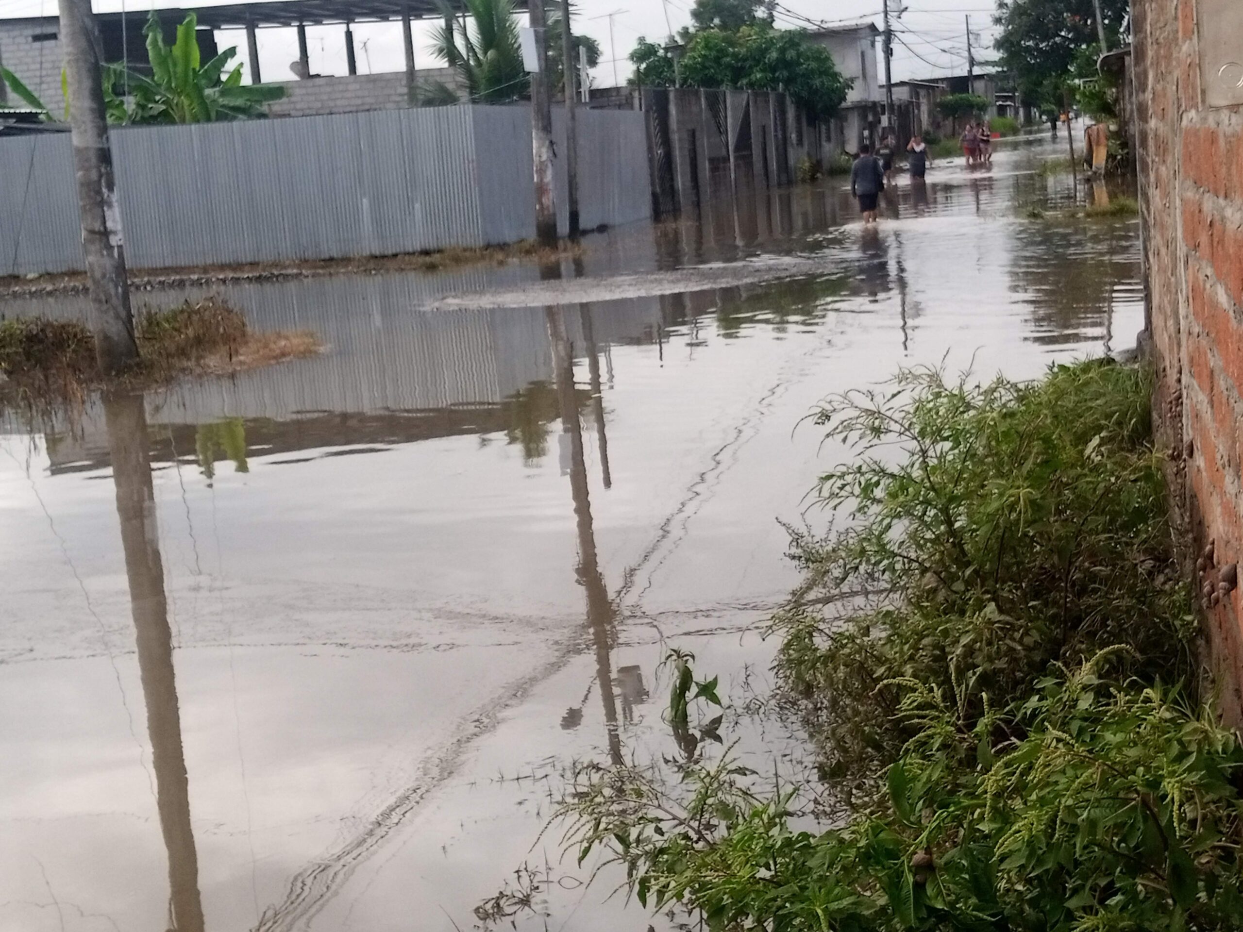 El Sesgo de Normalidad, por qué ignoramos las señales hasta que es tarde 1 lluvia fuerte inundacion scaled